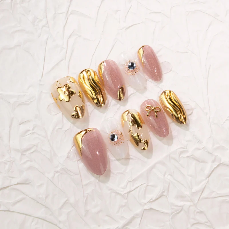 Dekoratives Press-On Nagelkunst-Set mit goldenen Akzenten Karnz