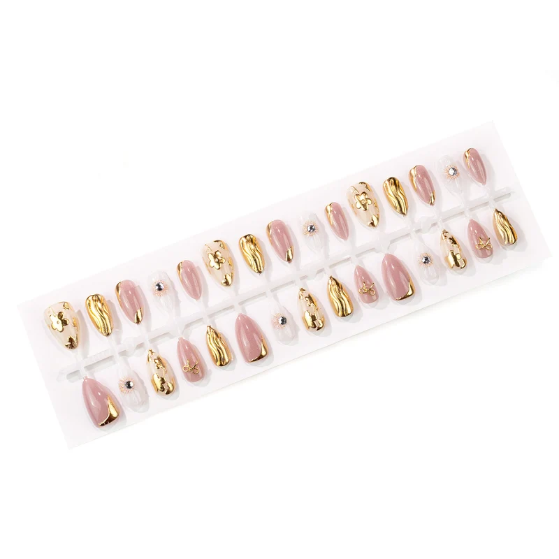 Dekoratives Press-On Nagelkunst-Set mit goldenen Akzenten Karnz