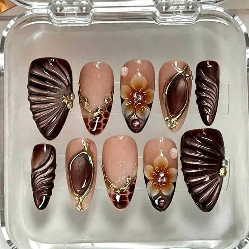 Dekoratives Press-On Nagelkunstset mit floralen Elementen Karnz