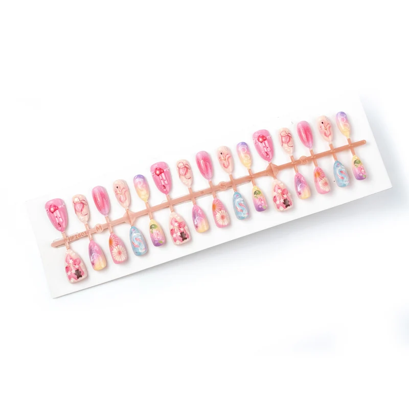Dekoratives Press-On Nagelkunstset mit floralem und verspieltem Design Karnz