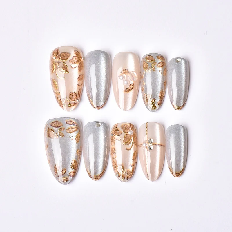 Dekoratives Press-On Nail Art Set mit floralen und metallischen Akzenten Karnz
