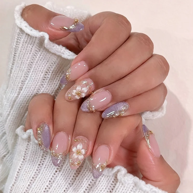Dekoratives Press-On Nagelkunst-Set mit floralen und Glitzer-Akzenten Karnz