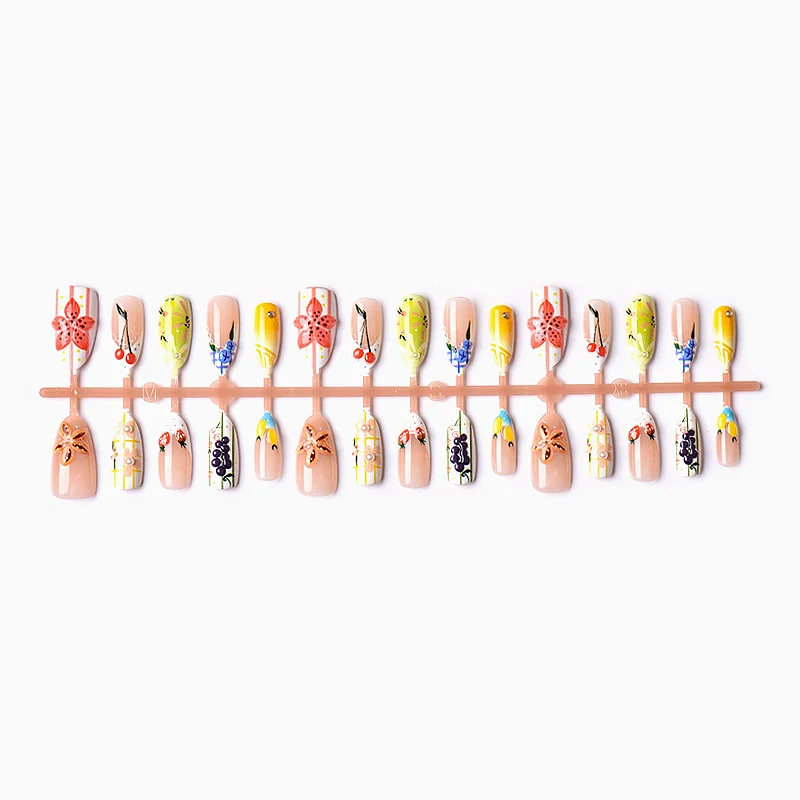 Dekoratives Press-On Nail Art Set mit floralen und obstigen Designs Karnz