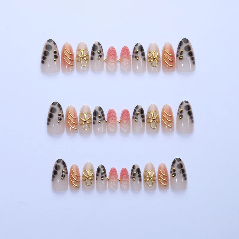 Dekoratives Press-On Nagelkunstset mit floralen Akzenten Karnz