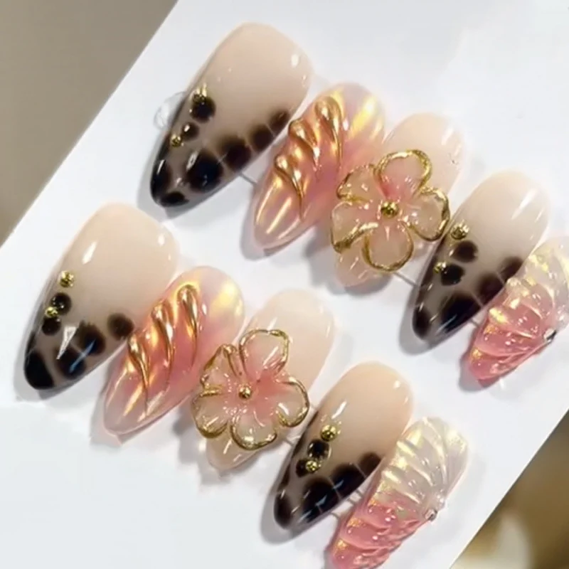 Dekoratives Press-On Nagelkunstset mit floralen Akzenten Karnz
