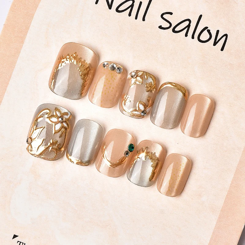 Dekoratives Press-On-Nagelkunst-Set mit eleganten floralen Verzierungen Karnz