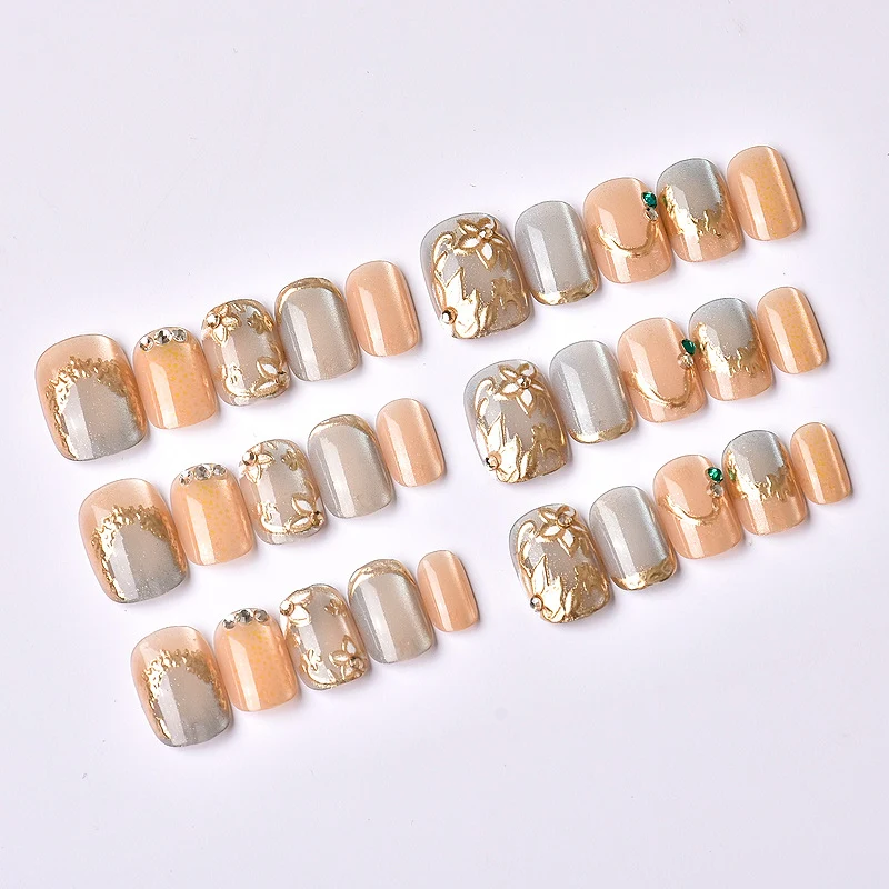 Dekoratives Press-On-Nagelkunst-Set mit eleganten floralen Verzierungen Karnz