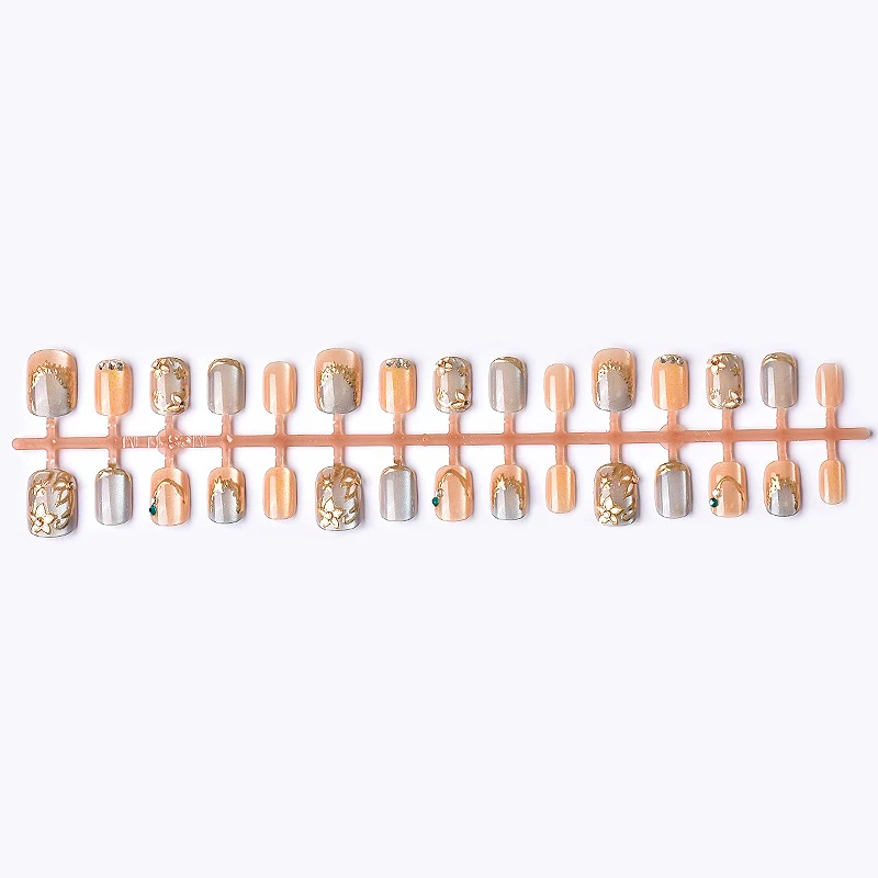 Dekoratives Press-On-Nagelkunst-Set mit eleganten floralen Verzierungen Karnz