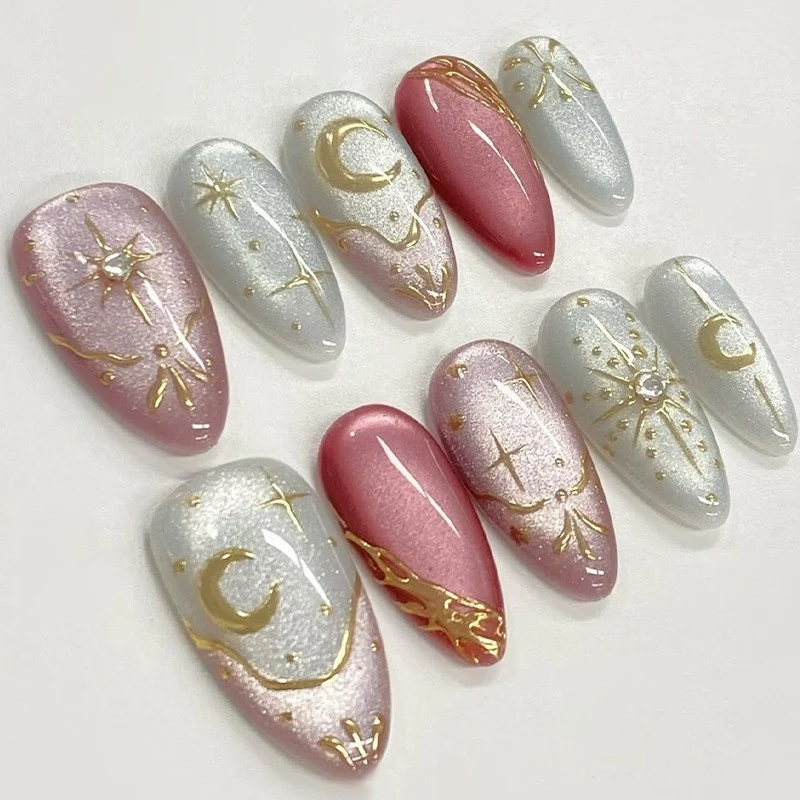 Dekorativer Press-On-Nagelkunst-Set mit himmlischen und metallischen Akzenten Karnz