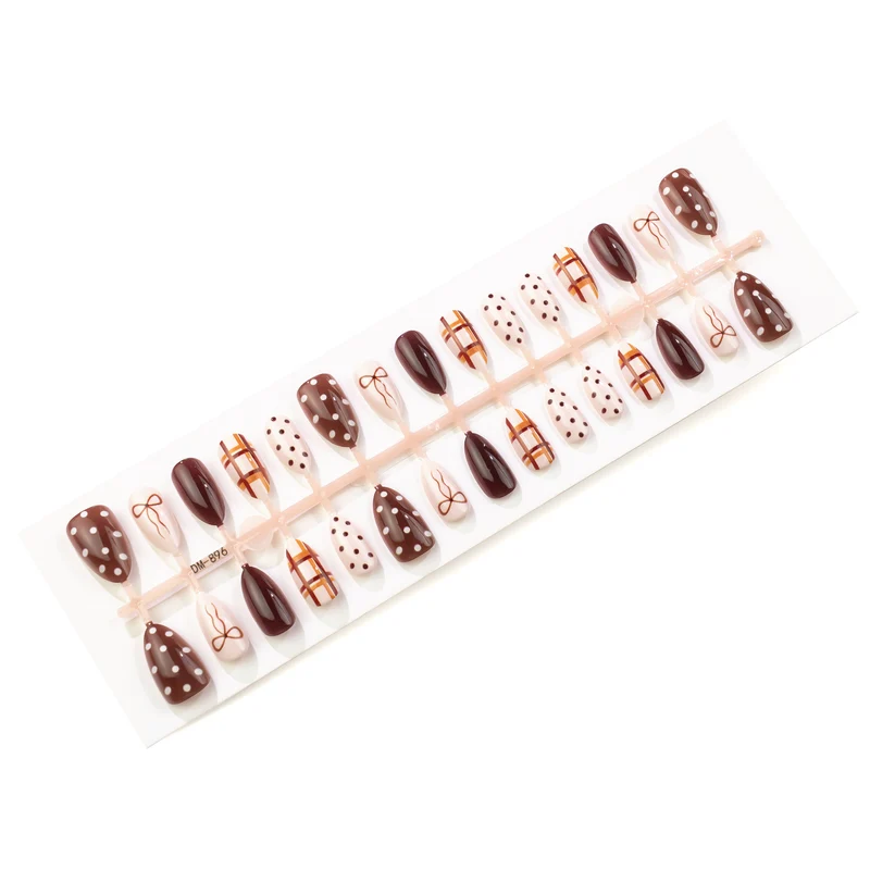 Dekoratives Press-On Nagelkunstset mit Schleifen- und Punkte-Designs Karnz