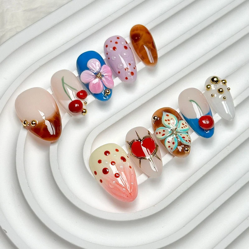 Dekorativer Press-On Nagelkunst Set mit künstlerischen Designs Karnz