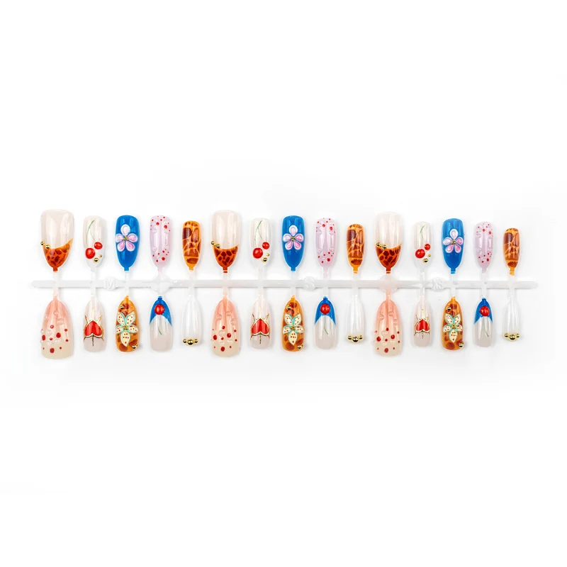 Dekorativer Press-On Nagelkunst Set mit künstlerischen Designs Karnz