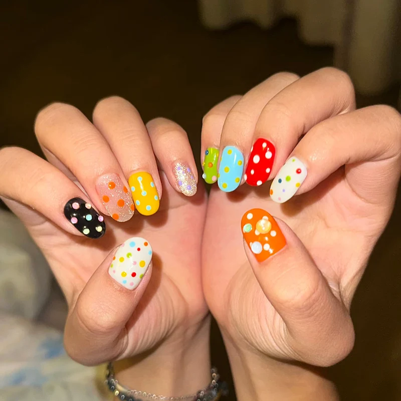 Dekoratives Polka Dot Press-On Nagelkunst Set Karnz