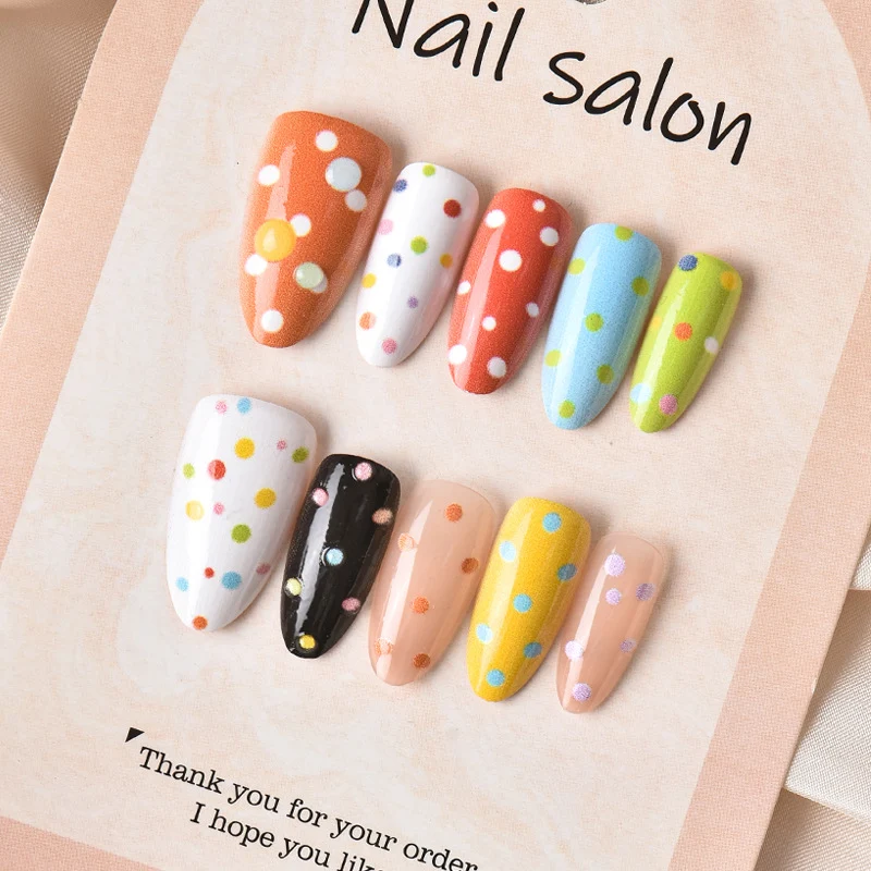 Dekoratives Polka Dot Press-On Nagelkunst Set Karnz
