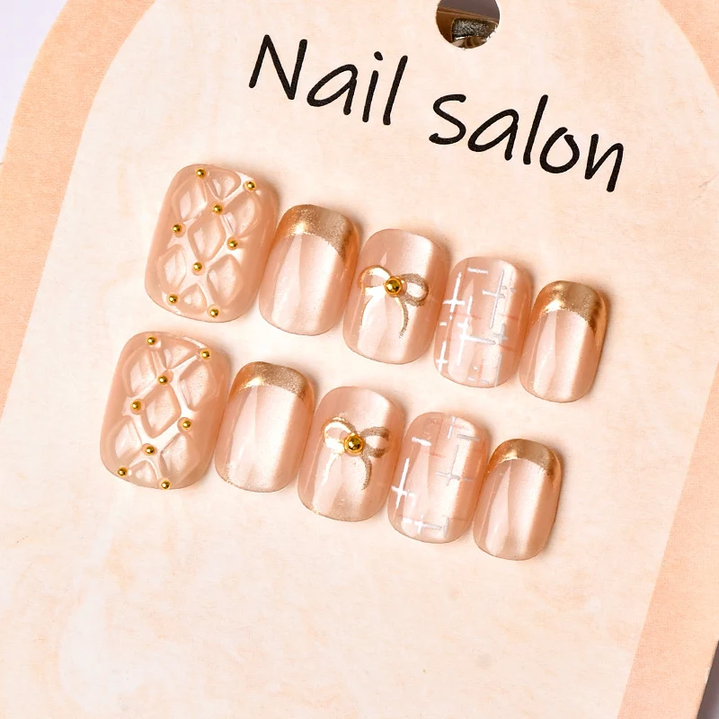 Dekorativer Gold-Akzent Press-On Nagelkunst Set Karnz