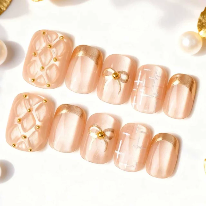 Dekorativer Gold-Akzent Press-On Nagelkunst Set Karnz