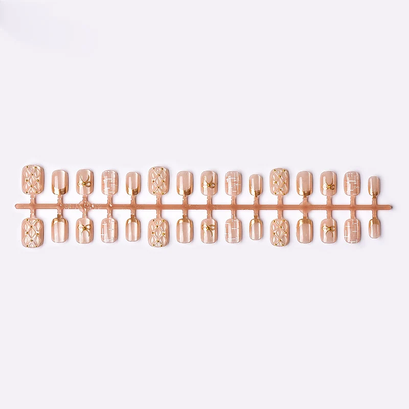 Dekorativer Gold-Akzent Press-On Nagelkunst Set Karnz