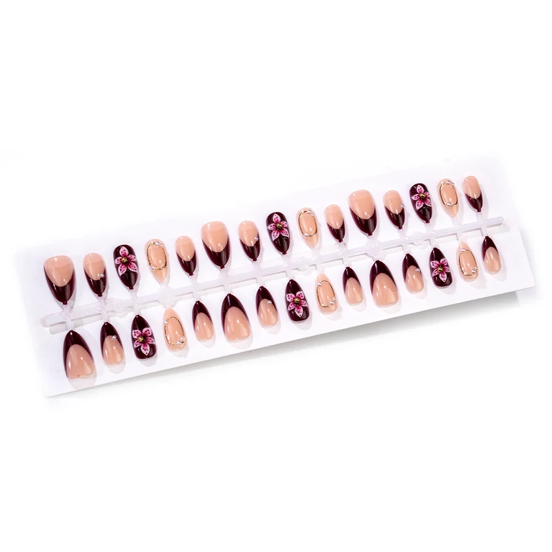 Dekoratives Floral Press-On-Nagelkunst-Set mit eleganten Verzierungen Karnz
