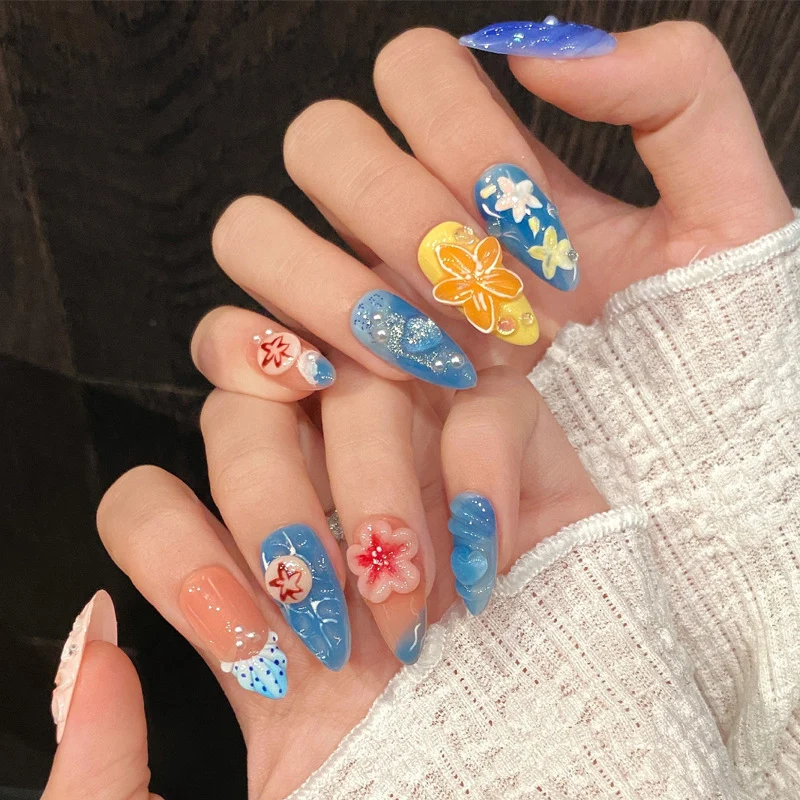 Dekorative Blumendekorations-Nagelkunst Karnz