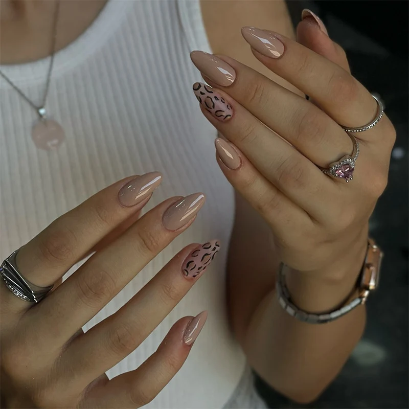 Kreatives Tierdruck Press-On Nagelkunst Set Karnz