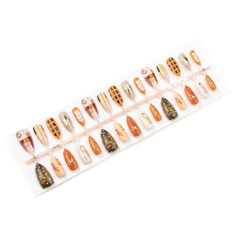 Herbst-inspirierte dekorative Press-On Nagelkunst Karnz