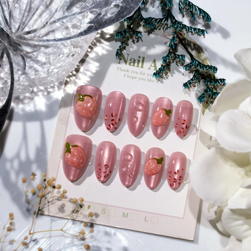 Künstlerische von Erdbeeren inspirierte Press-On Nagelkunst Karnz