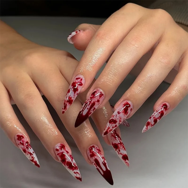 Künstlerisches Stiletto-Style Press-On-Nagelset mit Design von tropfendem Blut Karnz