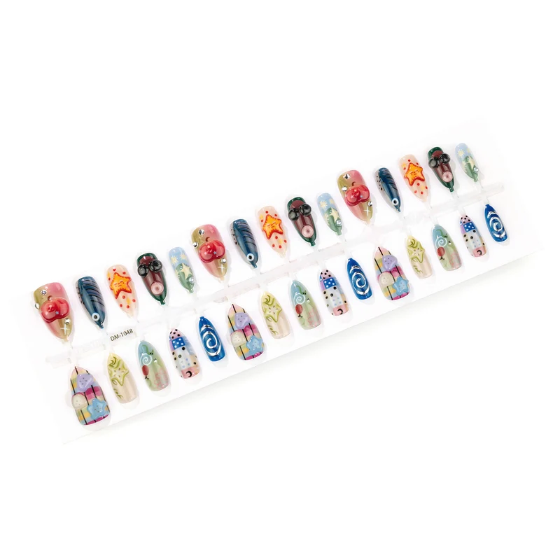 Künstlerisches Press-On-Nagelset mit verspielten Designs Karnz