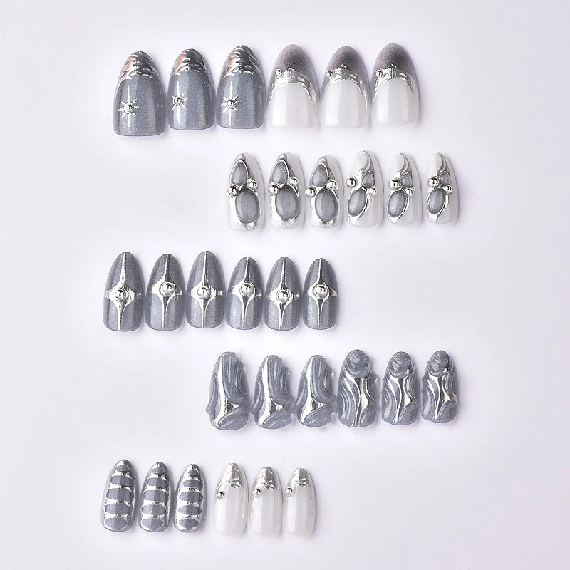 Künstlerisches Drucknagelset mit metallischen Akzenten Karnz