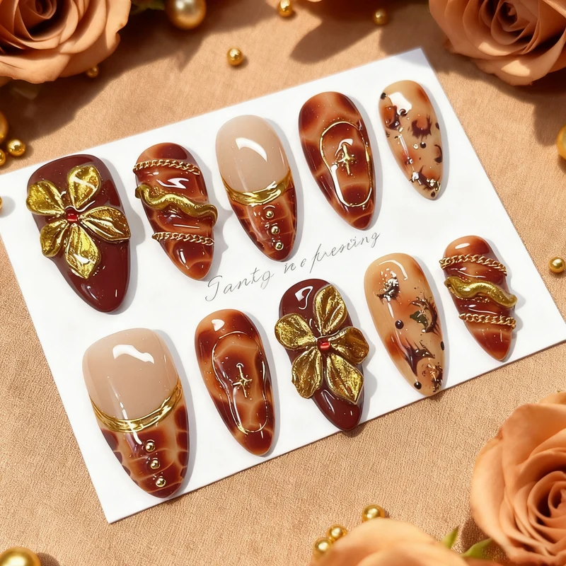 Künstlerisches Press-On-Nagelset mit goldenen Verzierungen Karnz