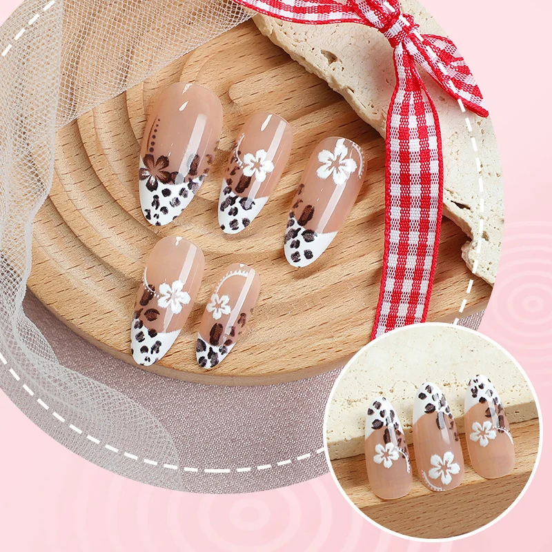 Künstlerisches Press-On-Nagelset mit Floral- und Leopardenmotiv Karnz
