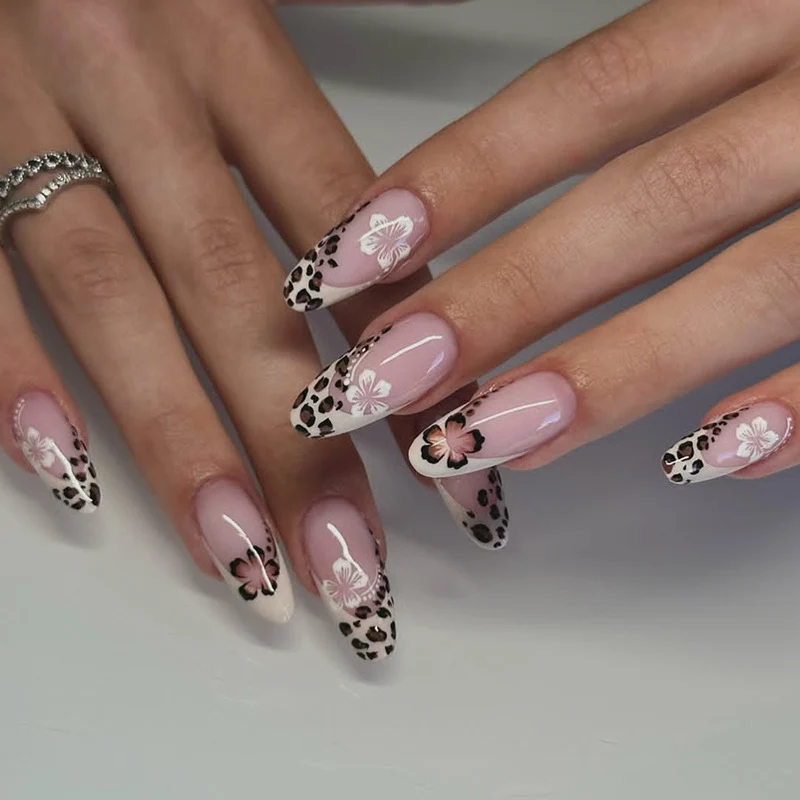 Künstlerisches Press-On-Nagelset mit Floral- und Leopardenmotiv Karnz
