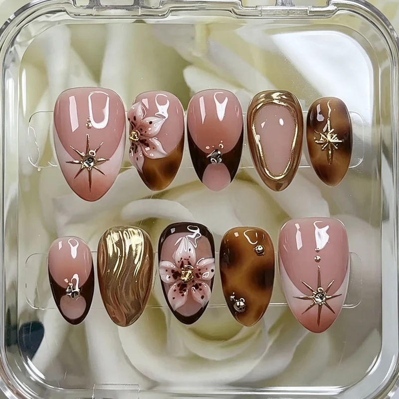 Künstlerisches Press-On Nagelset mit floralen und goldenen Akzenten Karnz