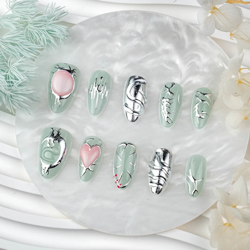 Künstlerisches Press-On Nagelkunstset mit Silber- und Kristallakzenten Karnz