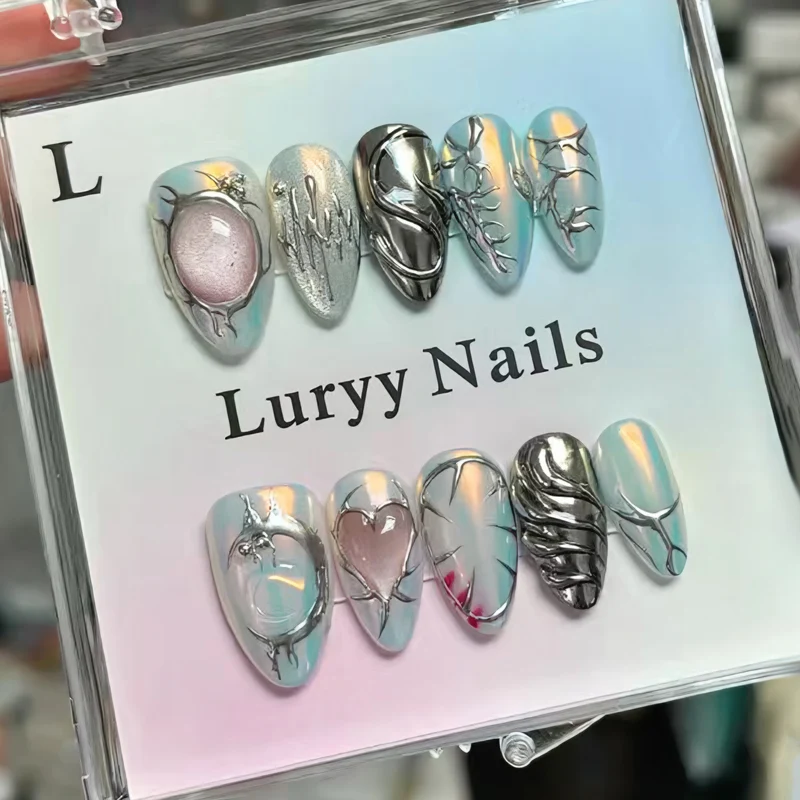 Künstlerisches Press-On Nagelkunstset mit Silber- und Kristallakzenten Karnz