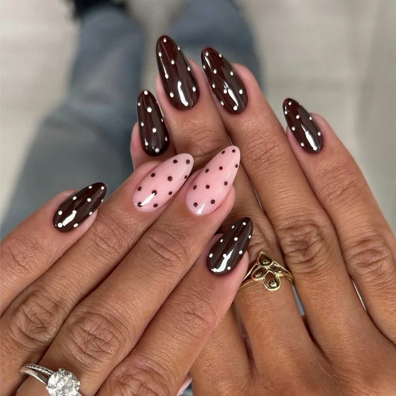 Künstlerisches Press-On-Nagelkunst-Set mit Polka-Dot- und glänzender Oberfläche Karnz
