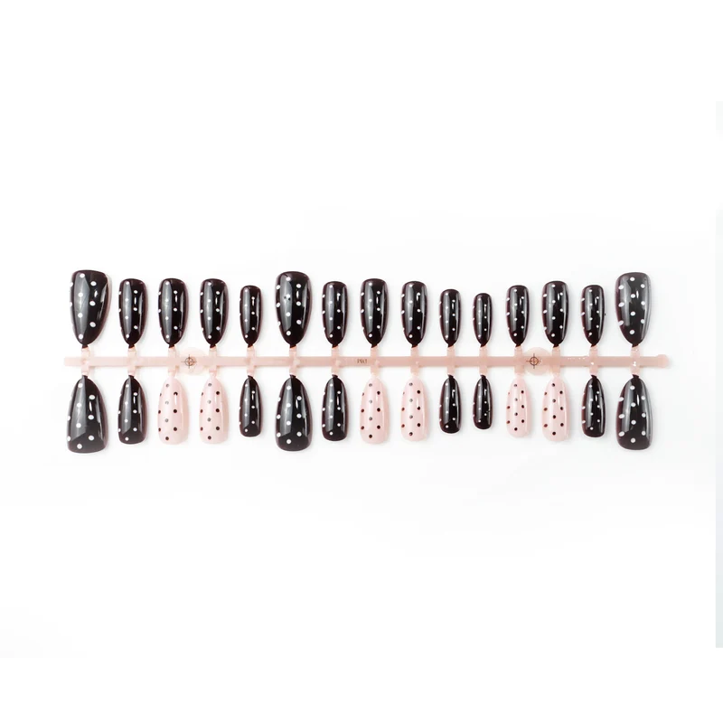 Künstlerisches Press-On-Nagelkunst-Set mit Polka-Dot- und glänzender Oberfläche Karnz