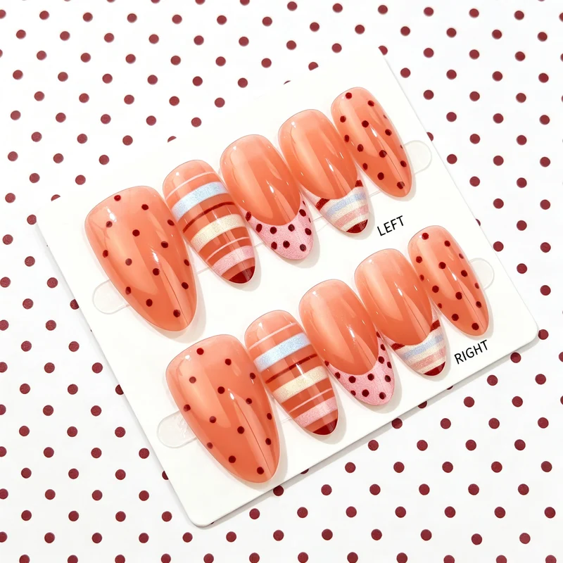 Künstlerisches Press-On Nagelkunstset mit verspielten Punkten und gestreiften Designs Karnz