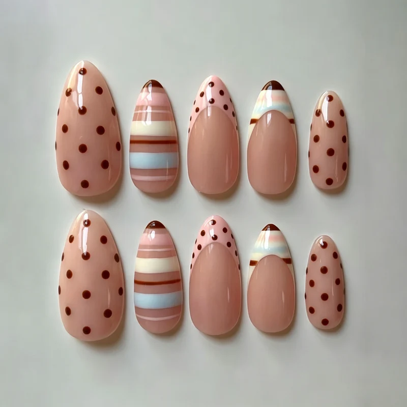 Künstlerisches Press-On Nagelkunstset mit verspielten Punkten und gestreiften Designs Karnz