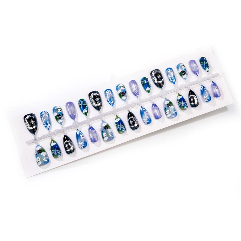 Künstlerisches Press-On Nagelkunst Set mit von der Natur inspirierten Designs Karnz