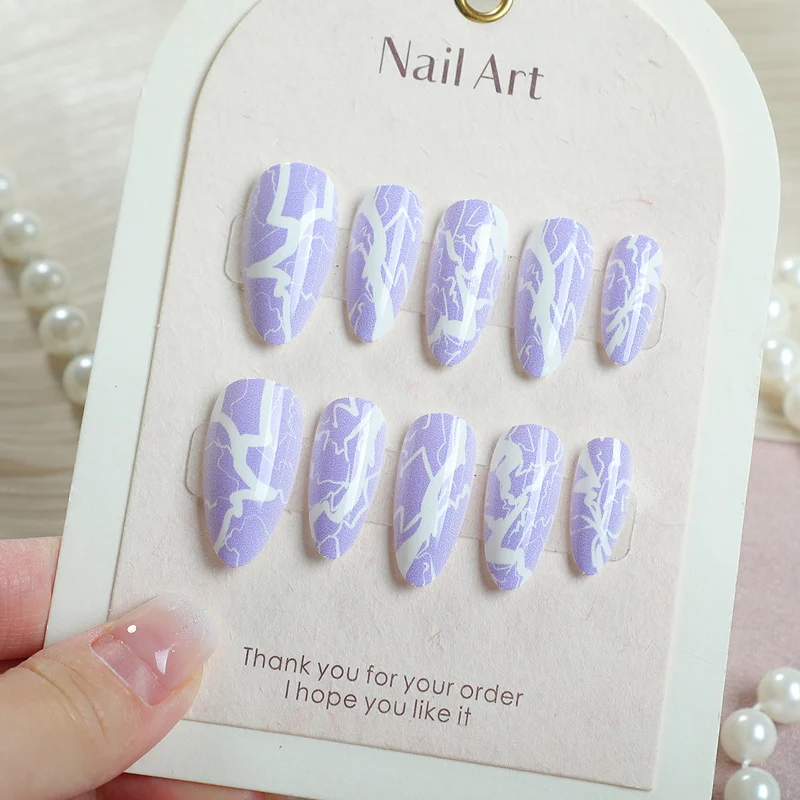 Künstlerisches Press-On Nagelkunst-Set mit Blitzdesign Karnz
