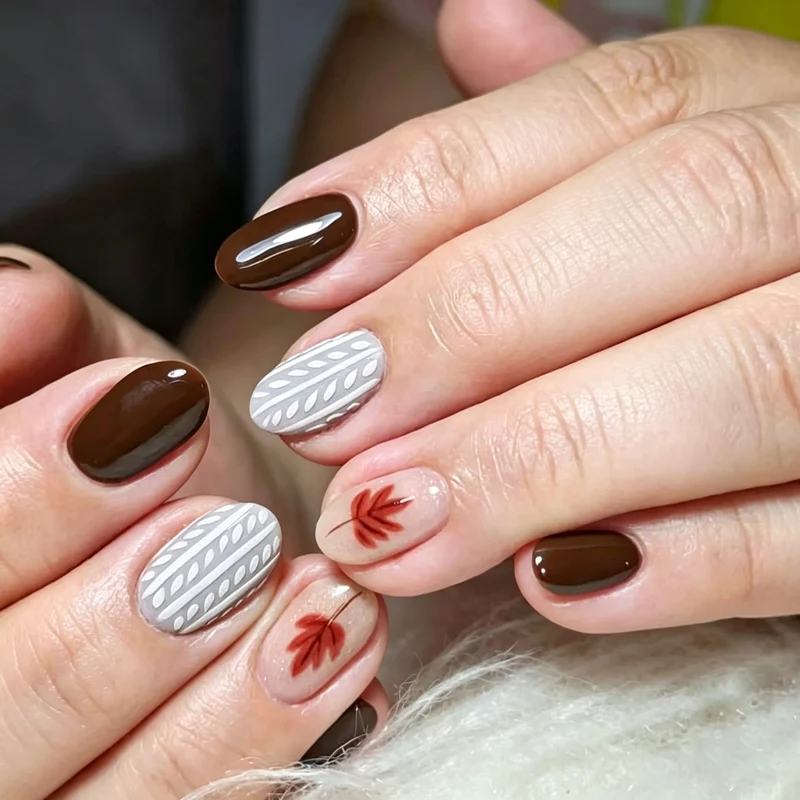 Künstlerisches Press-On Nagelkunstset mit Blatt- und geometrischen Mustern Karnz
