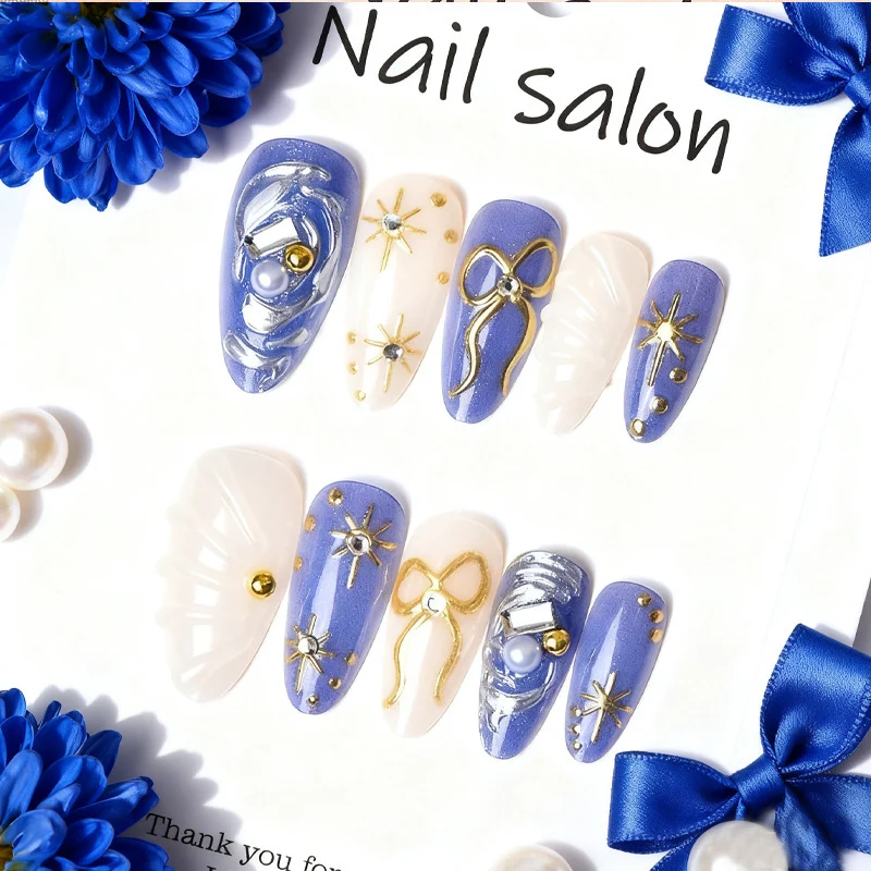 Künstlerisches Press-on-Nagelkunst-Set mit Gold- und Perlenakzenten Karnz