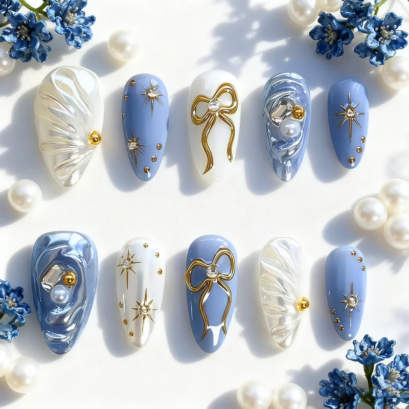 Künstlerisches Press-on-Nagelkunst-Set mit Gold- und Perlenakzenten Karnz