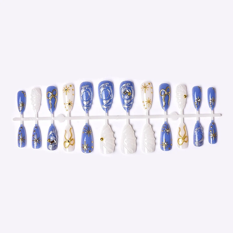 Künstlerisches Press-on-Nagelkunst-Set mit Gold- und Perlenakzenten Karnz