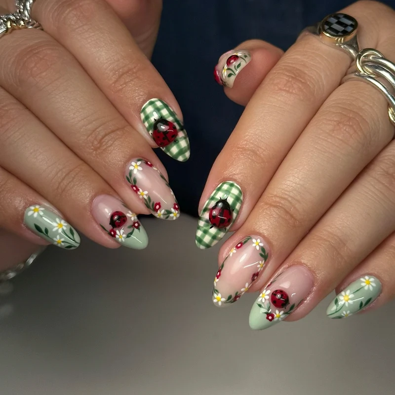 Künstlerisches Press-On Nagelkunst-Set mit floralem Marienkäfer-Design Karnz