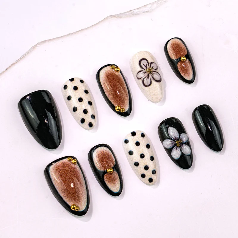 Künstlerisches Press-On Nagelkunstset mit floralen und Pünktchen-Designs Karnz