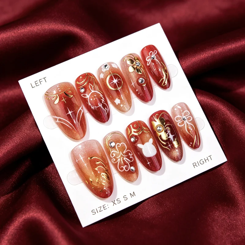 Künstlerisches Press-On Nagelkunstset mit floralen und metallischen Emblemen Karnz