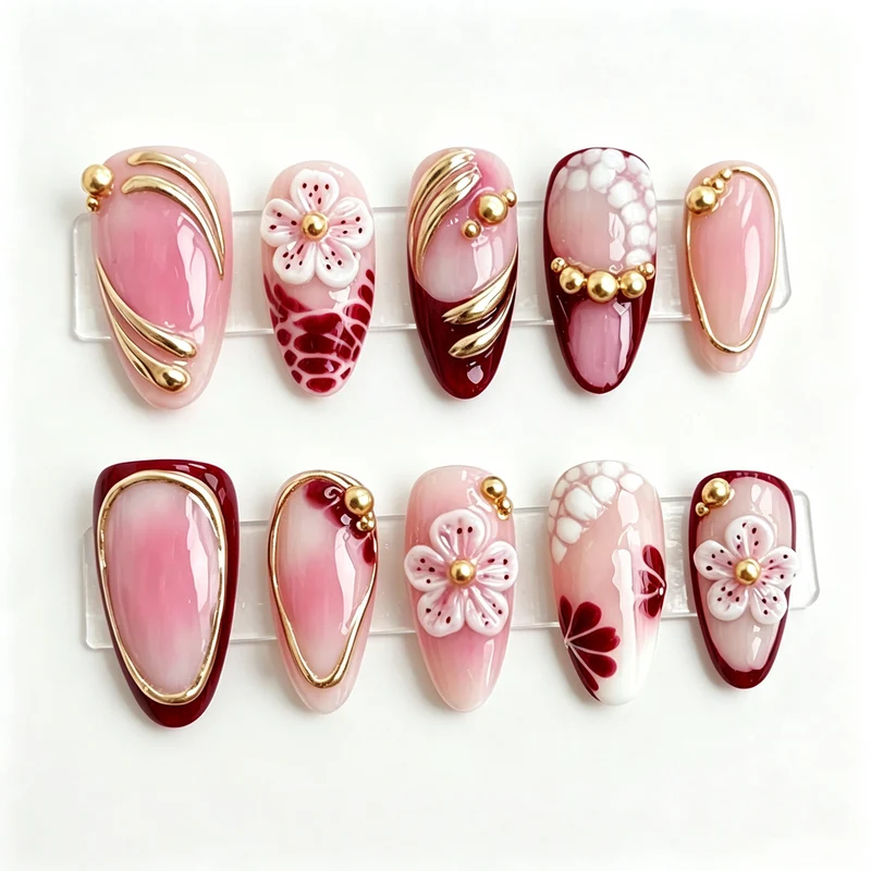 Künstlerisches Press-On Nagelkunstset mit floralen und goldenen Details Karnz