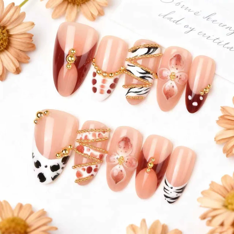 Künstlerisches Press-On Nagelkunstset mit Blumen- und Edelsteinverzierungen Karnz